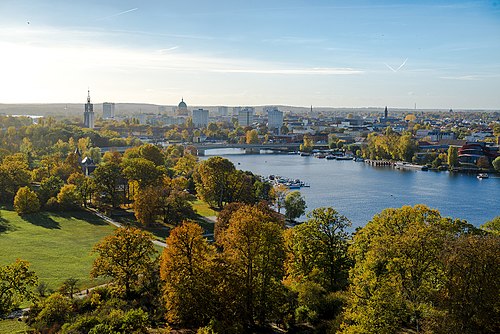 Blick ueber die Havel und Potsdam mit Park und Ufer